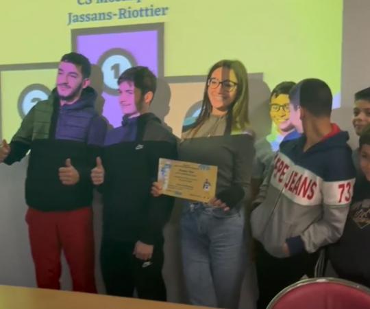 Vainqueurs du jeu concours qui reçoivent leur prix