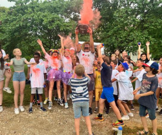 Enfants qui jettent de la poudre colorée à la corlor run