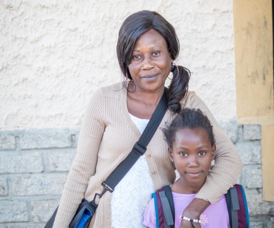 Programme d’Accompagnement Global et Individualisé des Réfugiés (AGIR) vers l’emploi et le logement Une maman et sa fille, réfugiées