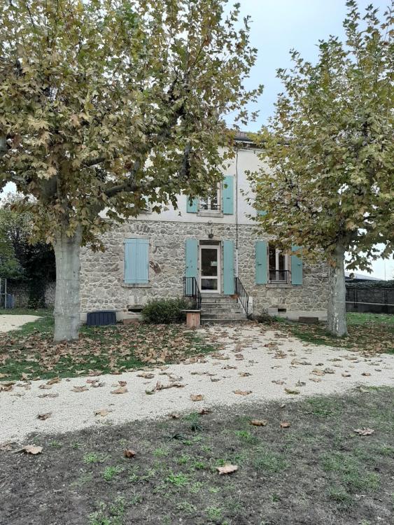 Local d'accueil des enfants, une grande maison dans un jardin