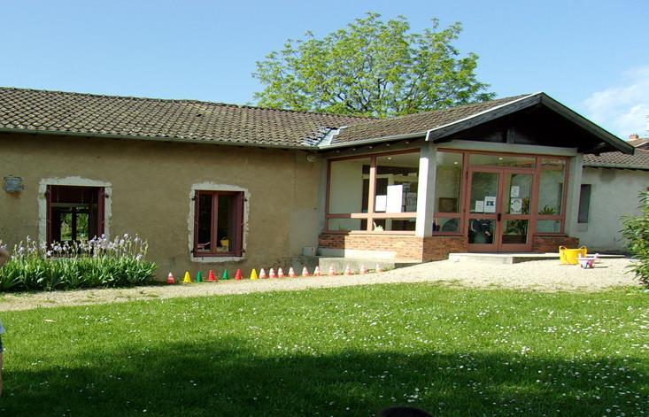 Espace extérieur avec vue sur la bâtiment et le terrain en herbe