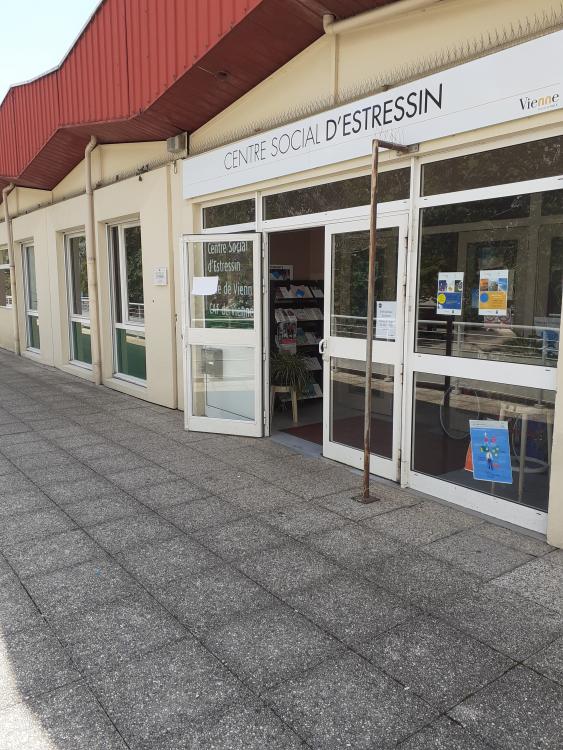 Photo de l’entrée du centre social d’estressin à Vienne