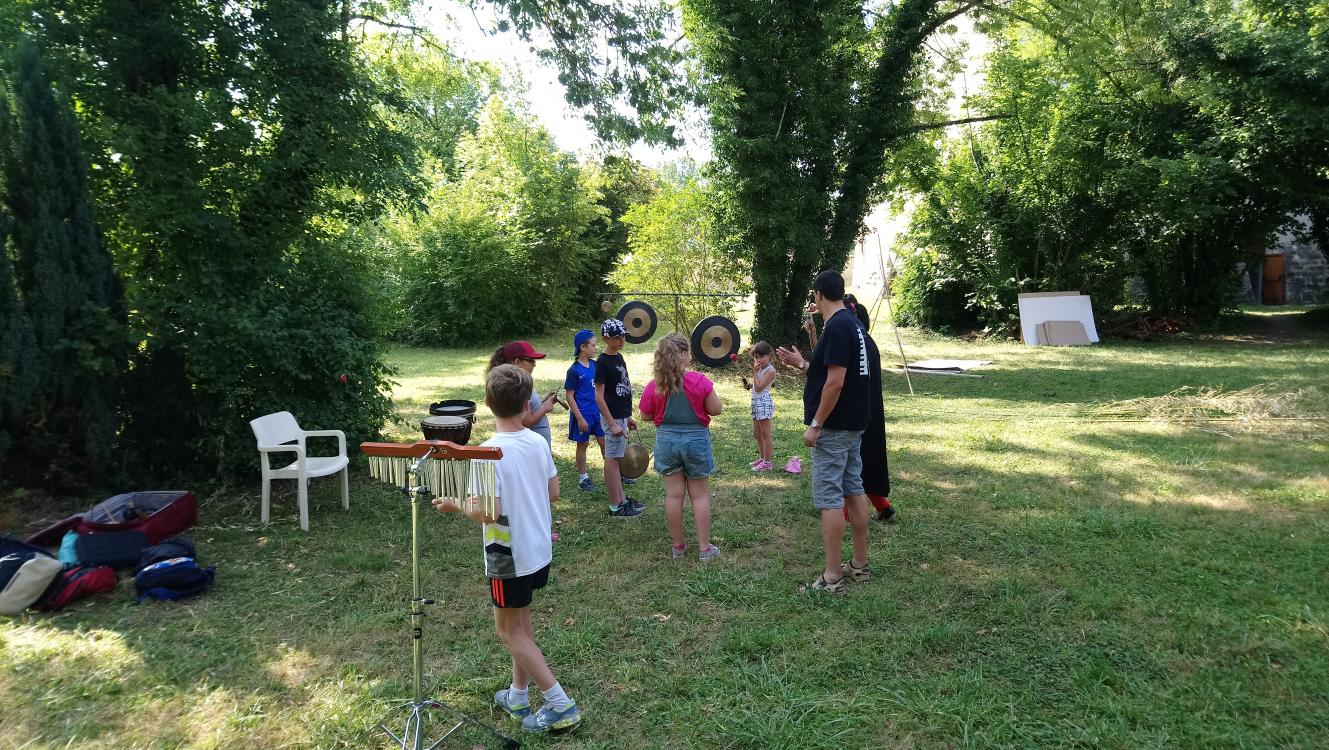 Enfants dans le parc en vacances (activité musique)