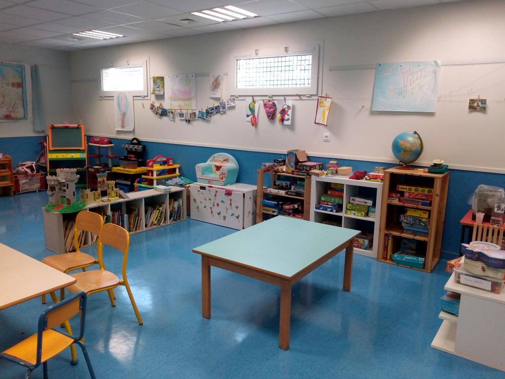 Salle d’accueil du périscolaire de Rochetaillée sur Saône composée de tables et de chaises