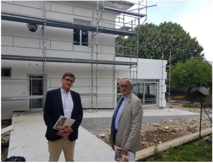 Jacques Dupoyet (président) et Olivier de Vesvrotte (directeur général) se tiennent devant le bâtiment en travaux