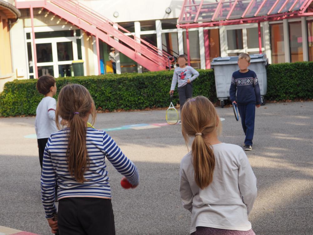 Des enfants jouent aux raquettes