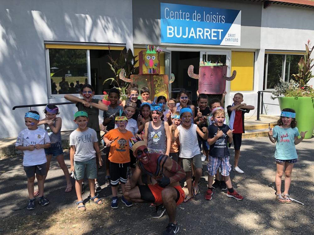 Groupe d'enfants devant l'entrée de l'accueil de loisirs 