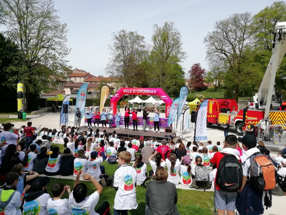 Photo représentant un groupe de jeunes participant à l’Oyoraid dans un parc