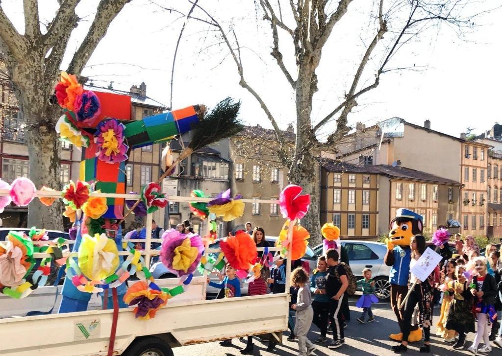 Sur le char, Mr Carnaval défile dans les rues de la Vallée avec les écoles de proximité.