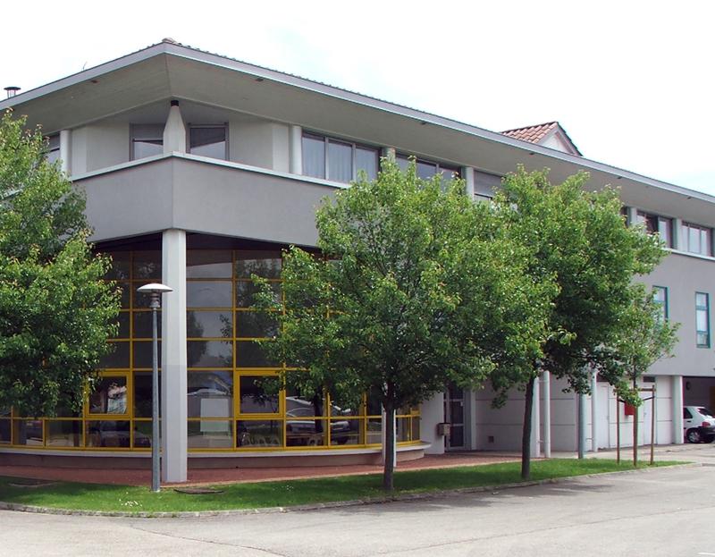 Vue extérieure du bâtiment de la résidence : vitré et arboré