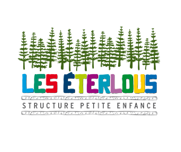 Logo de la crèche Les Eterlous à Nantua, le nom est écrit de toutes les couleurs sous le dessin d'une rangée de sapins