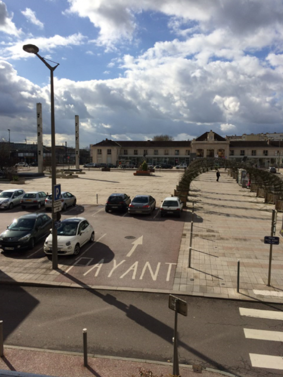 Vue depuis le bâtiment de la résidence Le Sully : face à la gare