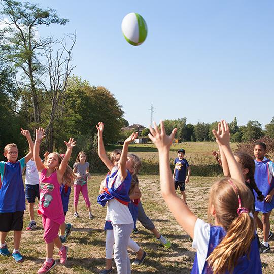 Enfants jouant avec un ballon