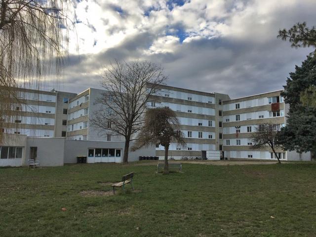 Le bâtiment et la pelouse du centre d’accueil de demandeurs d’asile de Miribel