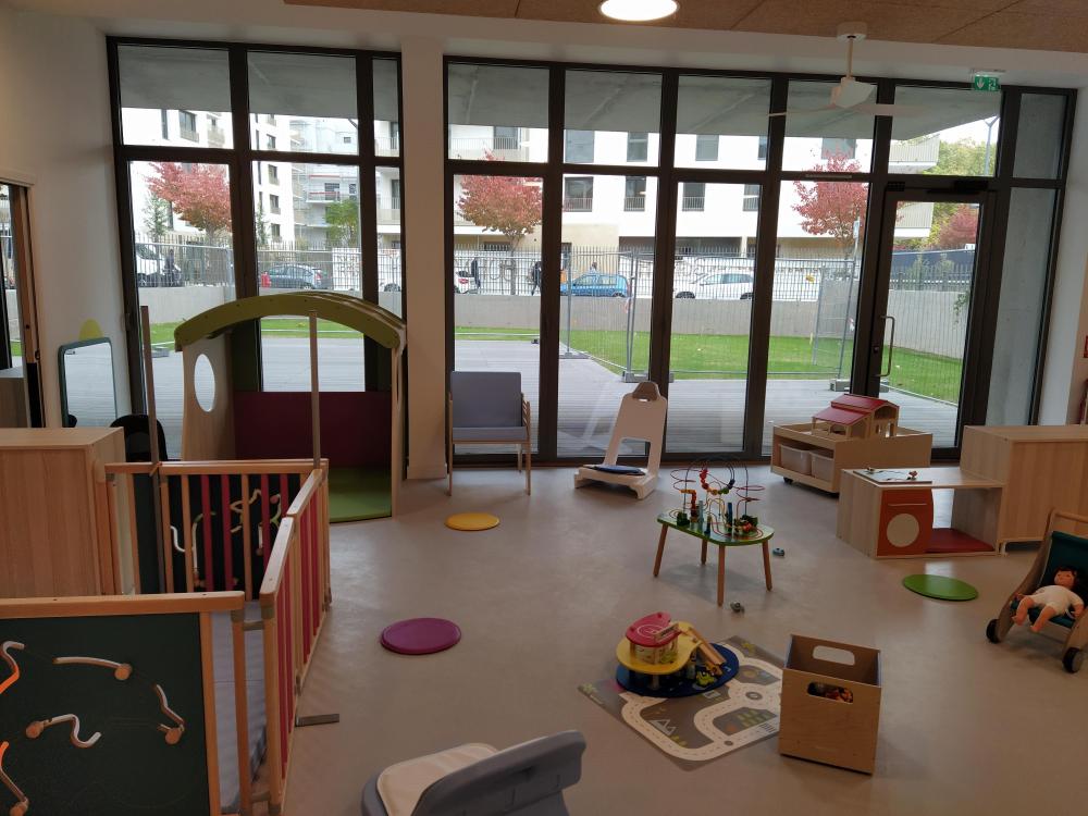 Salle principale et vue jardin crèche Les Moussaillons des Docks Lyon