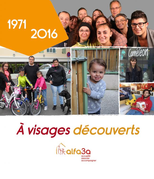 Couverture du livre anniversaire des 45 ans : A visages découverts - photos de bénéficiaires souriants