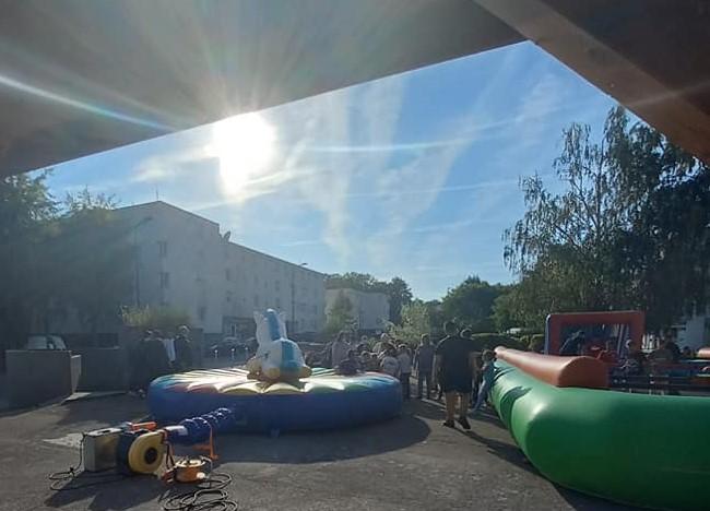 Septembre 2021 : sous le soleil, des structures gonflables et autres animations pour les portes ouvertes du centre social de vienne