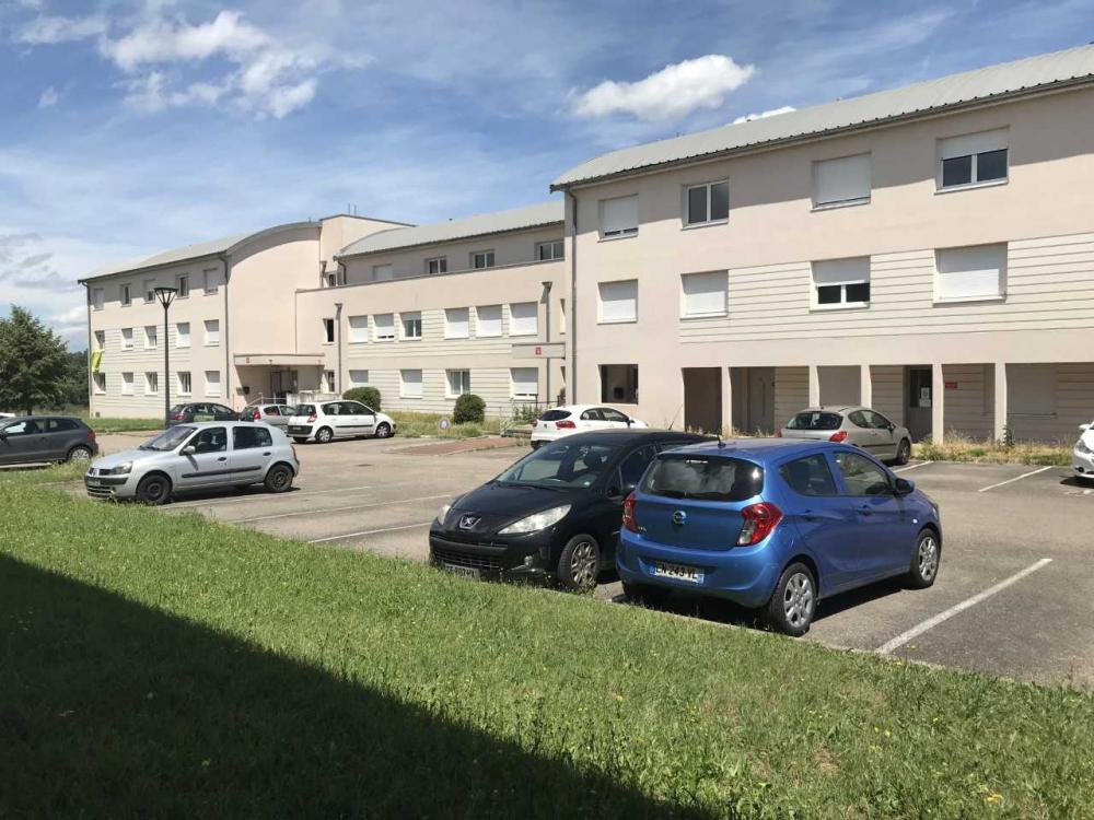 Voici la façade d’un des quatre bâtiments de la résidence VETAGRO. Un parking sécurisé est mis à votre disposition. Profitez d’un cadre verdoyant proche des transports en commun