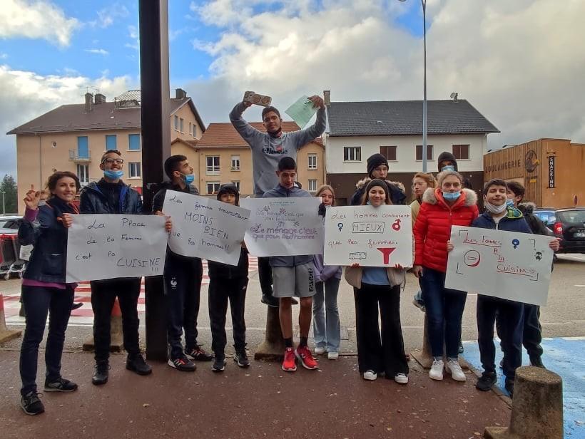 Les jeunes du Réseau Jeunes tenant fièrement des pancartes