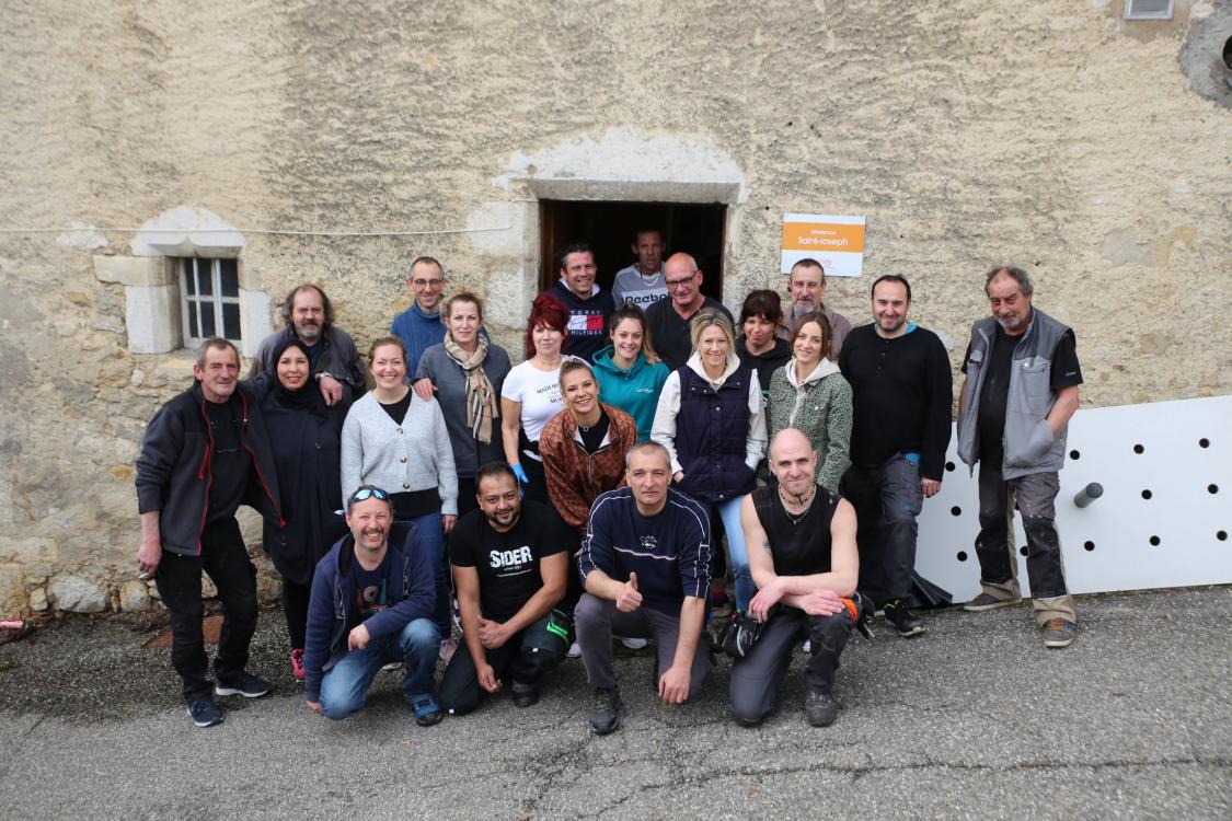Photo de groupe devant le centre d'accueil