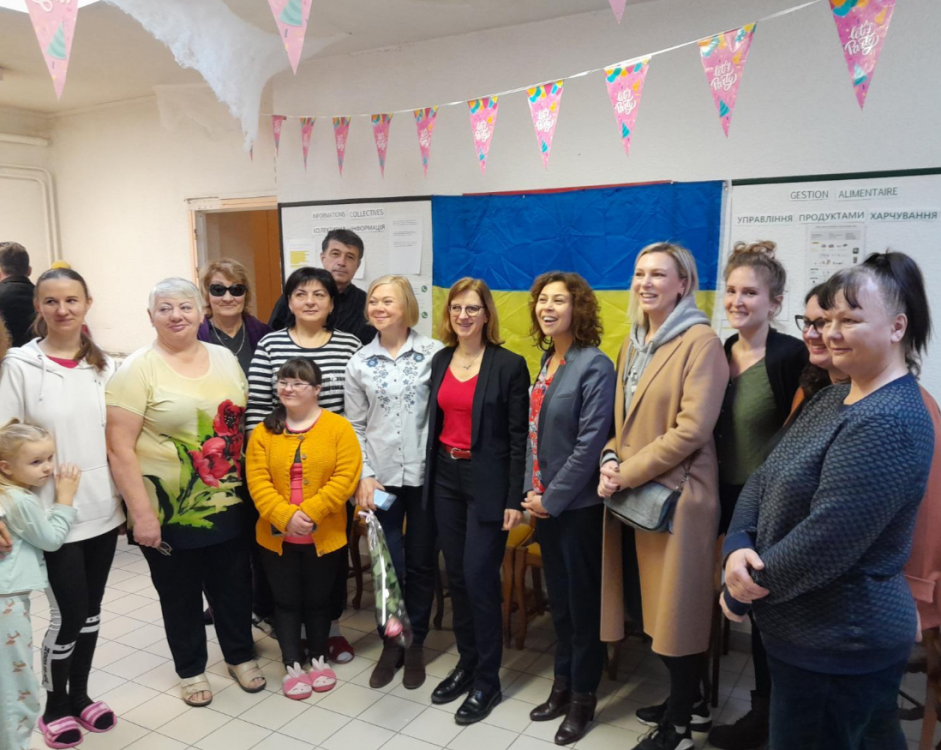 la préfète rencontre des ukrainiens dans l'établissement Alfa3a à Chatillon en Michaille, elles posent pour la photo