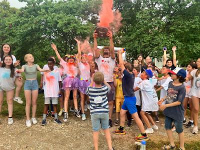 Enfants qui jettent de la poudre colorée à la corlor run