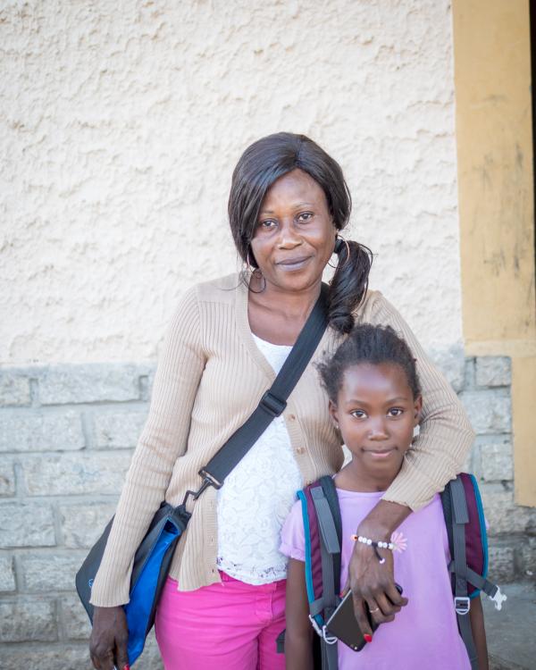 Une maman et sa fille, réfugiées