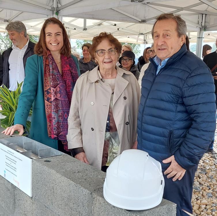 Le maire et la présidente d'Alfa3a à la pose de la première pierre de la maison solidaire et citoyenne